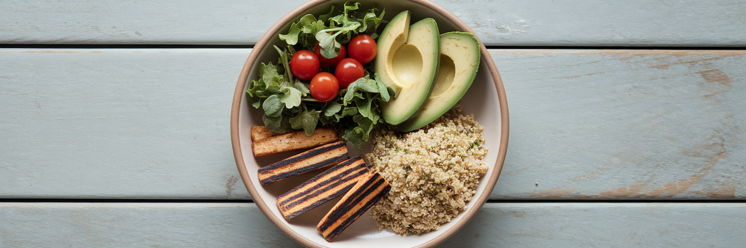 Plato vegano equilibrado con verduras y proteínas.